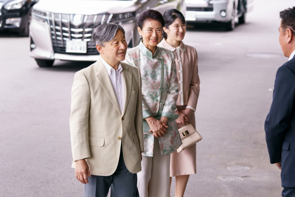 Emperor Naruhito, Empress Masako and Princess Aiko in elegant attire arriving at Baji Koen equestrian park - Photo: @kunaicho_jp