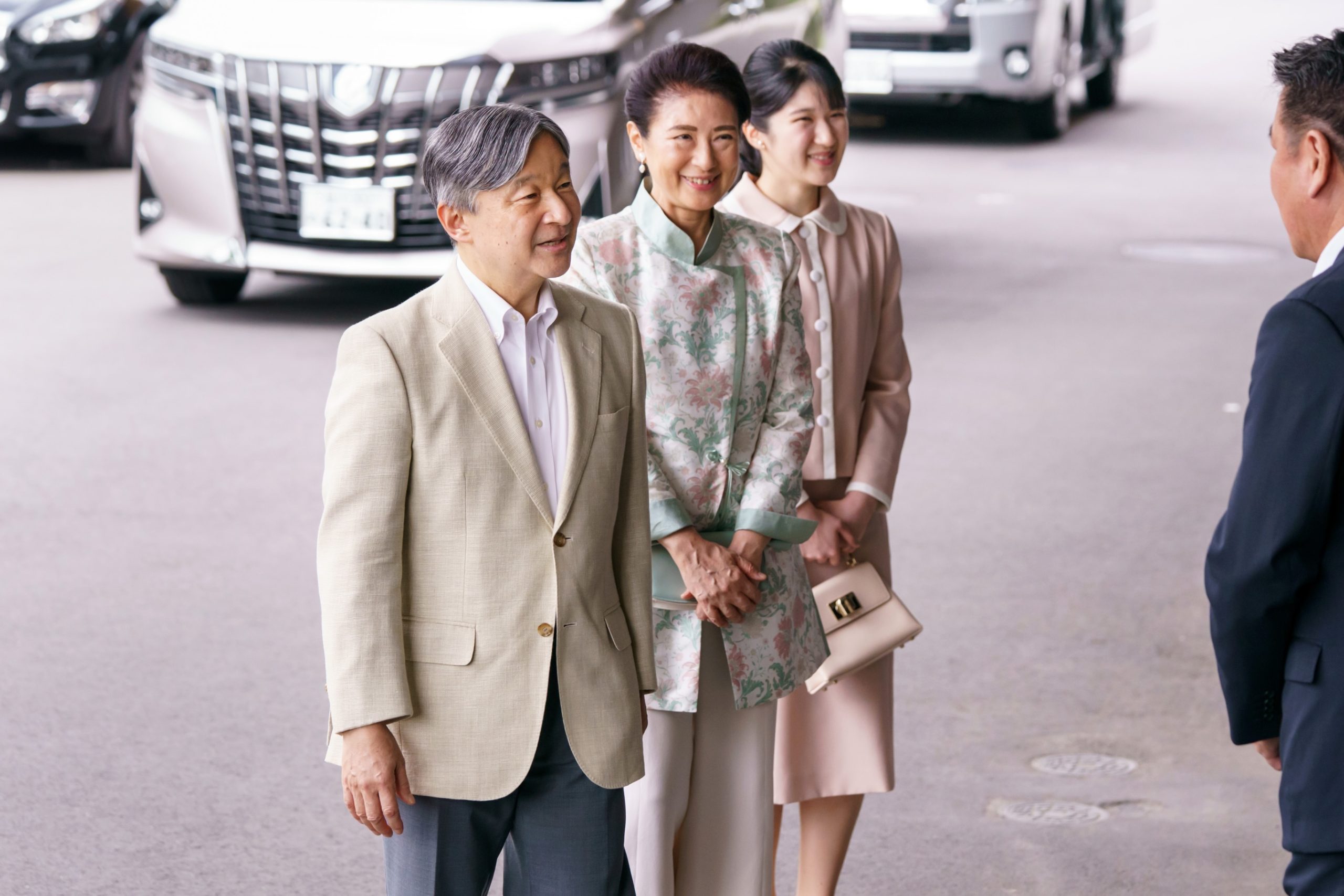 Emperor Naruhito, Empress Masako and Princess Aiko in elegant attire arriving at Baji Koen equestrian park - Photo: @kunaicho_jp