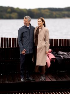 King Frederik X and Queen Mary on the deck of Skive's new fjord bath, the town's jubilee gift, with the fjord behind them - Photo: Kongehuset