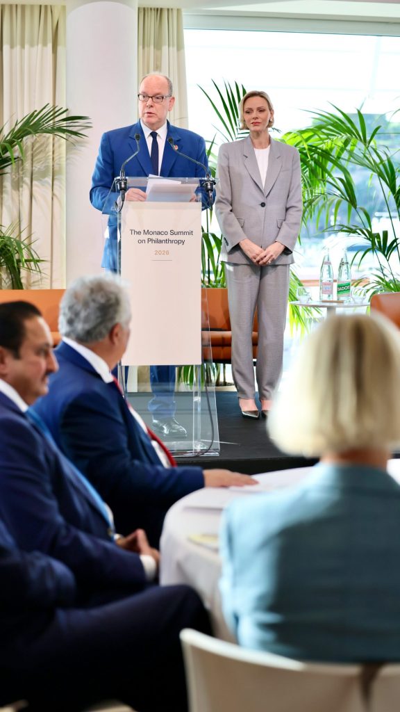 Prince Albert II of Monaco at the lectern of the first Monaco Summit on Philanthropy with Princess Charlene at his side — Photo: Palais princier