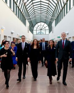 King Felipe VI and Queen Letizia walking with Finnish President Alexander Stubb and First Lady Suzanne Innes-Stubb through a glass-roofed hall in Rovaniemi, Lapland. Photo: @casareal.es