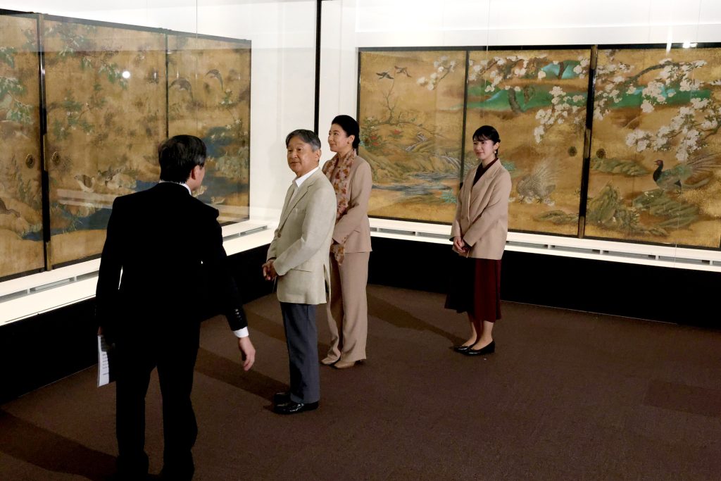 Emperor Naruhito, Empress Masako and Princess Aiko viewing gold-ground Edo screens at the Tokyo Metropolitan Art Museum - Photo: @kunaicho_jp